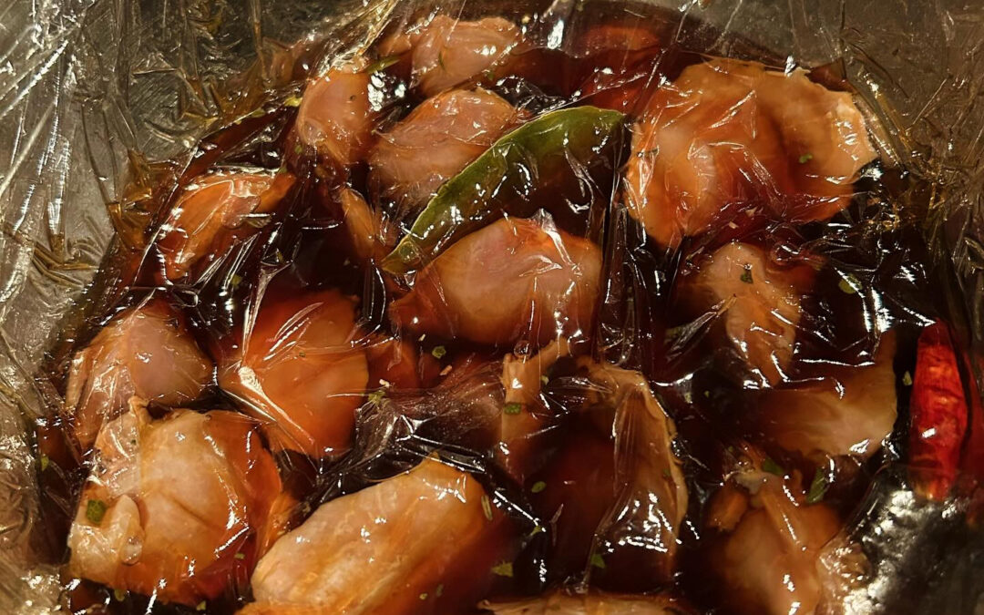 燻製の定番、砂肝を漬け込み中