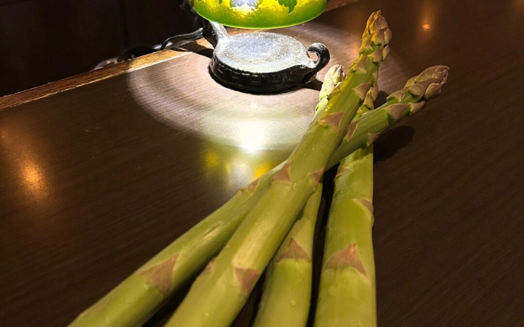 お客様から今年も北海道ジェットファームのアスパラを頂きました