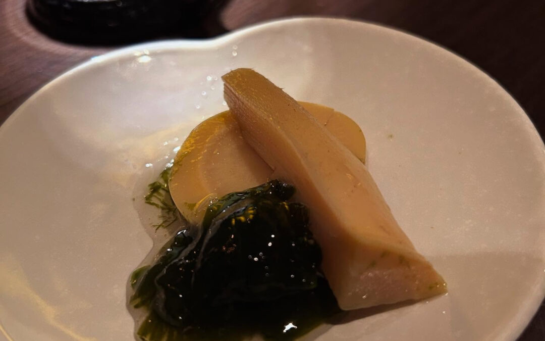 今年もお客様から頂いた京都物集女の筍で若竹煮をつくりました